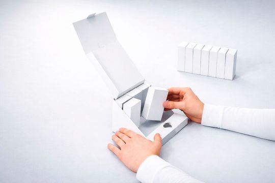 Präzise Bestückung eines Displays mit Faltschachteln für eine optimale Warenpräsentation am Point of Sale.(Bild:  Faller Packaging)