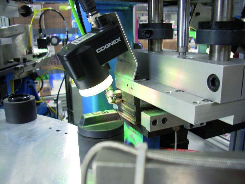 Mit einem Vision-Sensor wird bei der automatisierten Montage von Öleinfülldeckeln sichergestellt, dass der Deckel vor der Montage mit dem Aufdruck richtig ausgerichtet ist. (Archiv: Vogel Business Media)