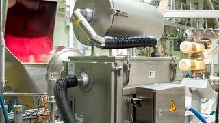 Nassabscheider (unten) mit Reststaubfilter (darüber). Das eigentliche Saugaggregat ist oberhalb, im Bild nicht sichtbar, angeordnet. (Bild: Jan Gutzeit)