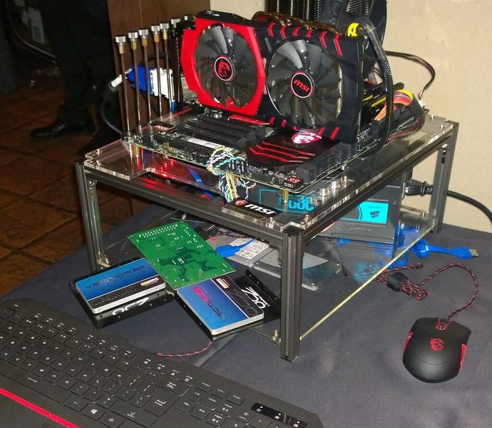 Ein Testaufbau mit mehreren SSDs im RAID-0-Verbund zur Demonstration der Leistung von USB 3.1 Gen 2. (Bild: MSI)