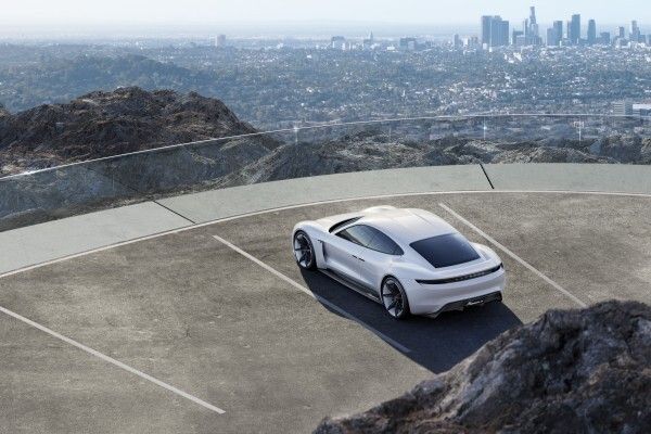 Auf Tesla-Jagd: Der Porsche Mission E mit 600 PS und 500 km Reichweite (Bild: Porsche)