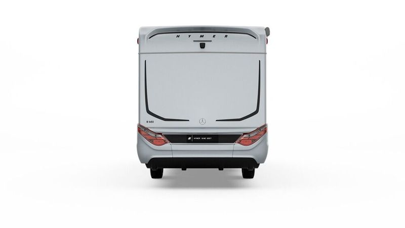 Das Update ist äußerlich an den farblich neu gestalteten Front- und Heckansichten, zusätzlichen Hochglanz-Elementen sowie flächenbündigen Klappen für Wasser und Stromgeänderten zu erkennen. (Bild: Hymer)