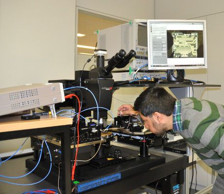 M.Sc. Abdul Rehman Javed an der Wafer-Teststation für Hochfrequenz-Integrierte-Schaltungen mit breitbandigem Oszilloskop und Vektor-Netzwerkanalysator am Heinz Nixdorf Institut. (Bild: Bild: Heinz Nixdorf Institut, Universität Paderborn)