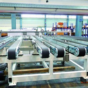 Bild 2: Transportband für den Platinenlader: Hier werden die Blechtafeln nach der Entnahme per Roboter von der ersten Entstapelstation abgelegt.Bild: Kuhn