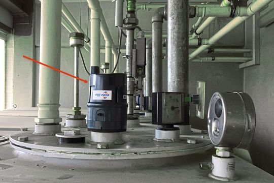 Kleine und unscheinbare Vorrichtung mit großer Wirkung: Die digitale Tankfüllstandsüberwachung „Smart Level“ von Fuchs (Pfeil) kontrolliert selbstständig den Inhalt von Frisch- und Altöltanks und löst auf Wunsch automatisiert entsprechende Bestell-/Entsorgungsvorgänge aus.(Bild:  Fuchs)