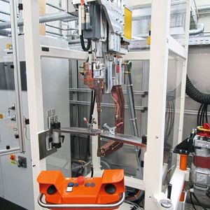 Die Versuchsanlage bei Volkswagen: Seit mehr als einem Jahr erfolgen die Schweißversuche mit den vibrierenden Elektroden auf Basis der „magneticdrive“-Technologie von Nimak. Die Bearbeitungzeiten im Vergleich zu üblichen Verfahren, konnten sogar halbiert werden, wie Volkswagen bestätigt.