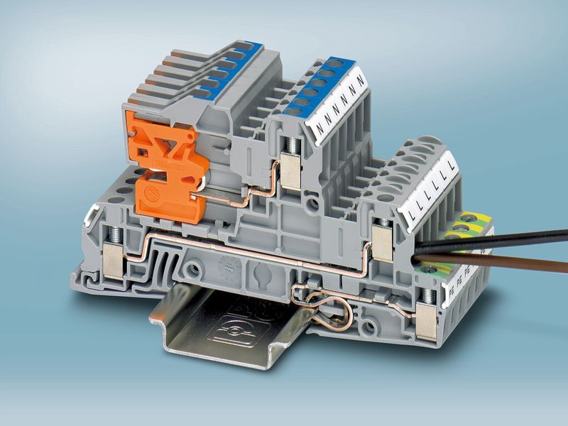 Bild 2: Optimierte Schraubanschlusstechnik: normativ zulässiger Mehrleiteranschluss, integrierter Untersteckschutz, wartungsfreies Reakdyn-Prinzip. (Bild: Phoenix Contact)