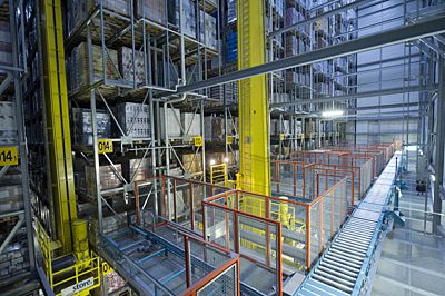 Das 14-gassige automatische Hochregallager bietet Platz für mehr als 75.000 Paletten. Es liefert den Nachschub für das direkt angegliederte Teilmengen-Entnahmelager.  (Archiv: Vogel Business Media)