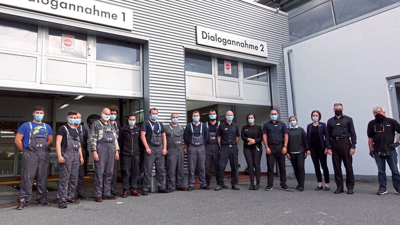 In den letzten Jahren ging's für Tiemeyer in Gelsenkirchen-Buer im Service stets nach oben – auch ein Verdienst der Mannschaft um Serviceleiter Dietmar Samarra (2. v. re.).(Bild:  Rosenow/»kfz-betrieb«)