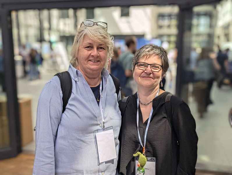 Besucherstimmen der LAB-SUPPLY Berlin 2026  Ines Puschendorf (mit Alexandra Bittroff-Leben, r.), Charité Berlin:  „Ich finde es toll, dass man auf so kleinem Raum so viel Möglichkeiten hat sich auf den neuesten Stand zu bringen. Hier lernt man ein paar Vertreter kennen, zu denen man sonst gar keine Beziehung hätte. Ich habe zum Beispiel eine Firma entdeckt, die auch Nährböden herstellt, die aber nicht so am Markt bekannt ist.“    Mehr Infos zu den kommenden LAB-SUPPLY-Messen finden Sie auf www.lab-supply.info (Bild: VCG – Lüttmann)