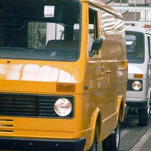 Der LT hatte bei Markteinführung eine Vorderachse mit Einzelradaufhängung mit doppelten Dreieckslenkern und Schraubenfedern. Mit der großen Breite des Fahrzeugs ergab sich ein ausgezeichnetes Fahrverhalten für einen Leicht-Lkw. Diese Vorderachse wurde bis zum Ende für die Modelle LT 28, LT 31 und LT 35 beibehalten. Die Hinterachse war grundsätzlich als Starrachse mit Längsblattfedern ausgeführt, teilweise ergänzt um einen Panhardstab. Durch die schrägliegende Federung sollte auch bei höheren Geschwindigkeiten oder schlechter Fahrbahn ein Trampeln der Hinterachse vermieden werden und sich die Lenkung neutral verhalten. An der Vorderachse wurden Scheibenbremsen, an der Hinterachse Trommelbremsen verwendet.(Bild:  VWN)