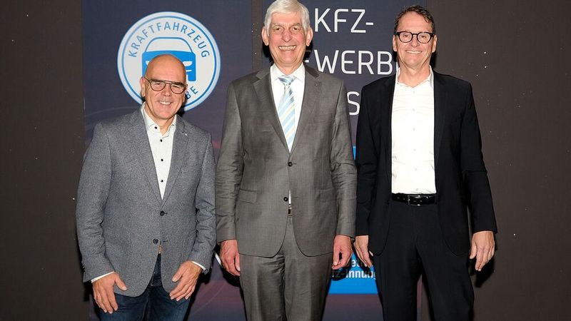 Die Spitze des hessischen Kfz-Gewerbes mit Präsident Michael Kraft (M.), Vizepräsident und Landesinnungsmeister Thorsten Krämer (l.) und Geschäftsführer Joachim Kuhn sind mit den ZVK-Beschlüssen nicht einverstanden. (Bild:  Zietz - VCG)
