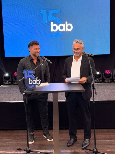 Andreas Bajohr und Murat Arpaci (BAB) bedanken sich bei ihren Herstellern … (Bild: Vogel IT-Medien GmbH)