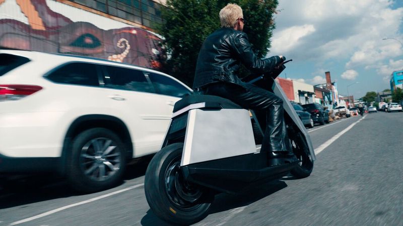 Bis zu 90 km/h schnell und bis zu 100 Kilometer weit soll der neue E-Scooter fahren können. (Bild: Infinite Machine)