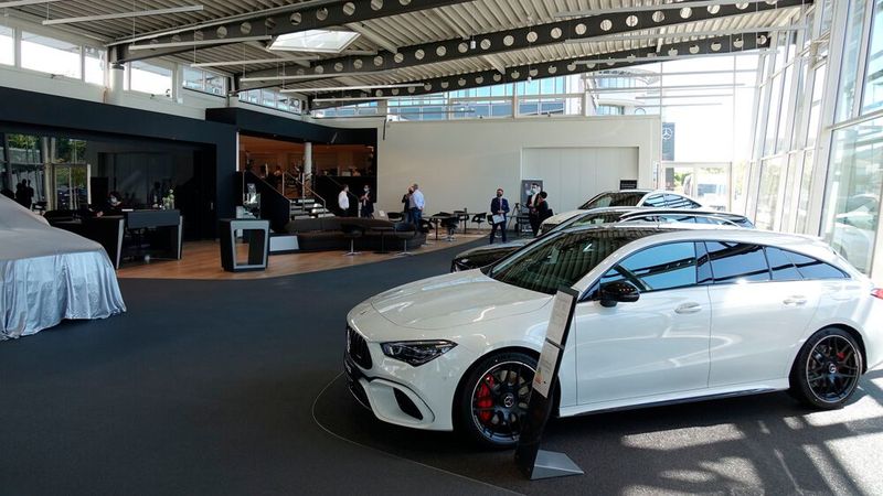 Der Showroom wird gerade umgebaut. Doch noch einschneidender sind die Umbauten an der Onlinepräsenz des Unternehmens. (Bild: Rosenow/»kfz-betrieb«)