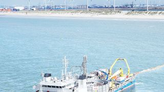 Das Kabel-Systemgeschäft von ABB bietet Komplettlösungen einschließlich der Planung, Entwicklung, Lieferung, Installation und Service an. Im Bild zu sehen ist ein Kabelleger-Schiff. (ABB)