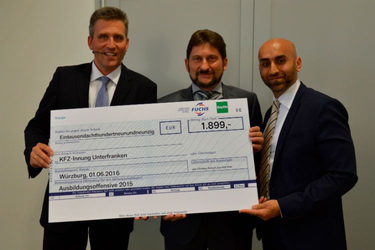 Unterstützung für die Ausbildung: Roland Hoier (Kfz-Innung Unterfranken), Christian Schopf (Baywa) und Johannes Kahn (Fuchs Schmierstoffe). (Langer/Kfz-Innung)