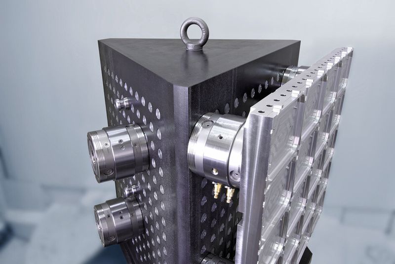 Bild 3: Standardisierte Modulerhöhungen gewährleisten bei diesem dreiseitigen Spannturm eine freie Zugänglichkeit der Werkstücke. (Bild: Schunk)