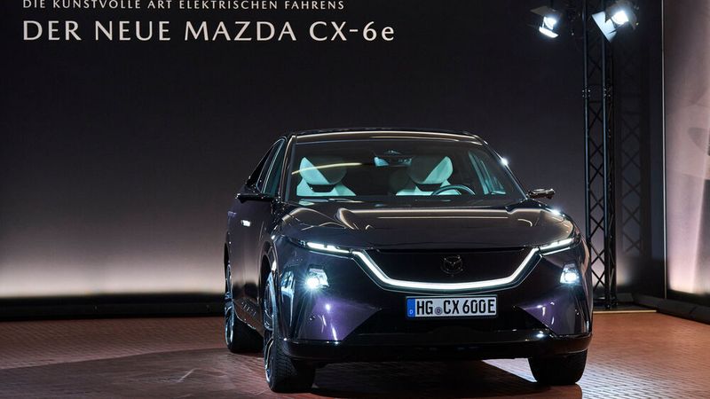 Der Mazda CX-6e rollt im Spätsommer in den Handel. Zu den charakteristischen Designelementen zählen der Mazda-Signature-Wing, der beim Verriegeln, Entriegeln und Laden des Fahrzeugs aufleuchtet. Dazu gesellen sich schlanke, digitale Außenspiegel in Haifischflossenform. (Bild: SilkeSteinrathsPhotography)