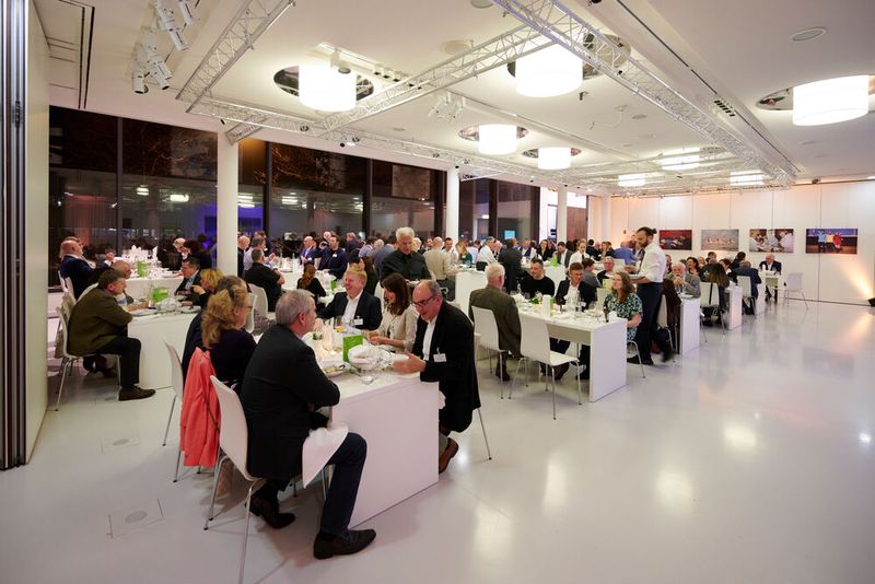 Impressionen vom ELEKTRONIKPRAXIS Frühlingsfest 2023 im Ketterer Kunst mit der Verabschiedung von Johann Wiesböck.  (Bild: © EYE AM CHRIS)