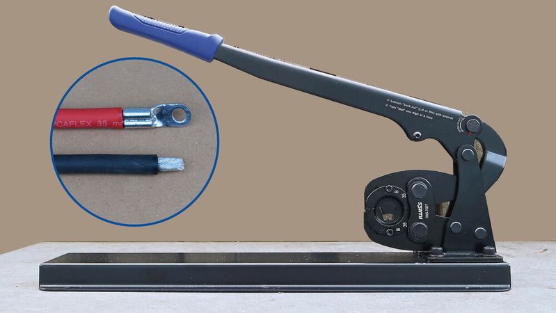 Der Kabelschuh des Batterie-Pluskabels wurde mit einer Tischcrimpzange befestigt und beide Kabelenden mit einem Tauchlötbad verzinnt. Eine Handcrimpzange wäre zu klein und zu schwach, um die Kabelschuhflanken einzurollen.(Bild:  Diehl – VCG)