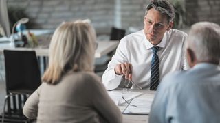 Es ist sinnvoll, sich beim Erstellen eines Testaments fachkundig beraten zu lassen. (Bild: © Drazen - adobe.stock.com)