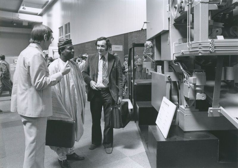 In den Anfangsjahren der Hannover Messe wurden auch Werkzeugmaschinen ausgestellt. Dafür gibt es heute Spezialmessen wie die EMO, die AMB, die Metav und die Grindtec. (Bild: Deutsche Messe)