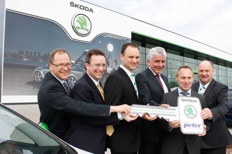 Der Bauunternehmer übergibt den Schlüssel an Helmut (re.) und Andreas Peter (3. v. li.) sowie an das Skoda-Management. (Foto: Autohaus Peter)