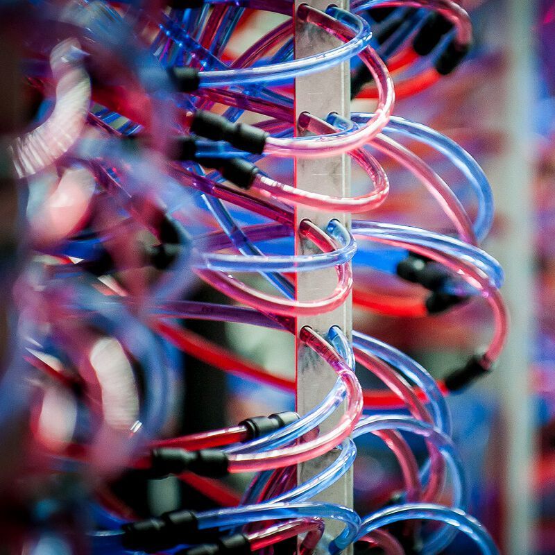 Mit seinem eigenen, patentierten Wasserkühlsystem erreicht OVHcloud eine Effizienz beim Wasser- und Stromverbrauch, die in der Branche führend ist.