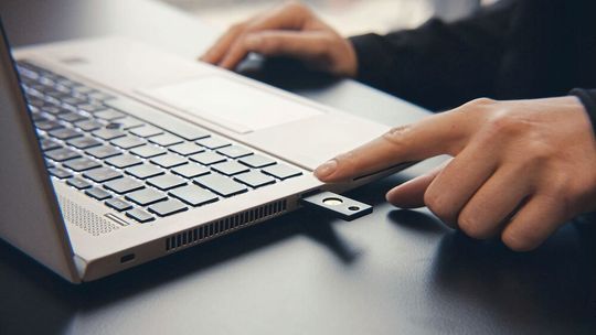 Mittels eines privaten Schlüssels auf einem sicheren Token erfolgt die Authentifizierung passwortfei.(Bild:  Pointsharp)