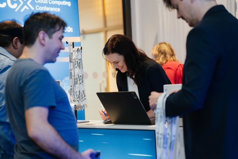 Beim Check-in begrüßte das Team der Vogel IT-Akademie die Teilnehmer am Veranstaltungstag. (Bild: Manuel Emme Fotografie)
