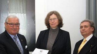 Testamentsvollstrecker Peter Kruft (links), Regierungspräsidentin Annemarie Lütkes und Testamentsvollstrecker Wolfgang Sandow mit der Stiftungsurkunde der Gert und Susanna Mayer Stiftung. (Foto: WKW.automotive)