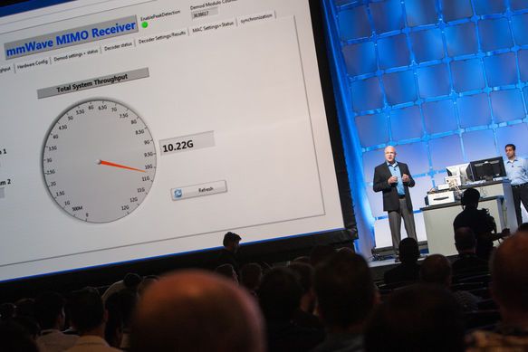 Mark Cudak vom Netzwerkausrüster Nokia zeigt: Mit der Millimeterband-Technik sind Bandbreiten von über 10 Gigabit/s möglich. Von der praktischen Anwendung für jedermann ist die Technik aber noch ein Stück weit entfernt. (Bilder: National Instruments)
