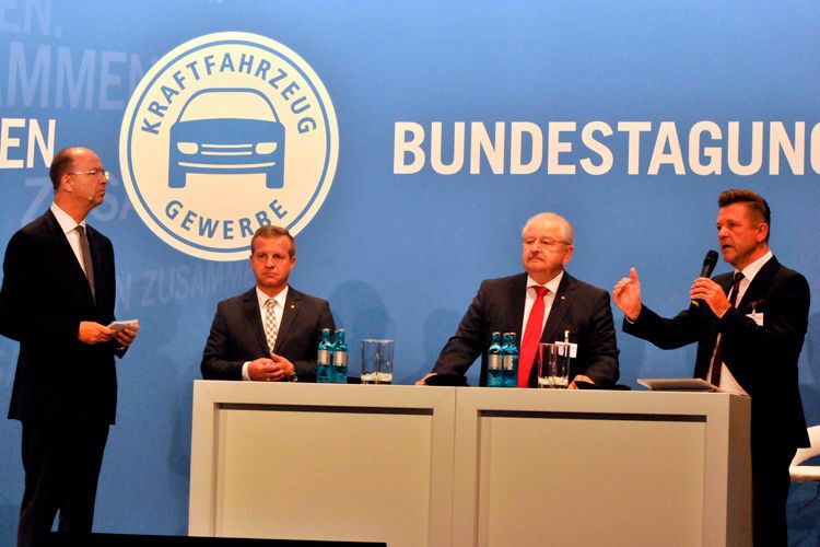 ZDK-Hauptgeschäftsführer Axel Koblitz befragt (v. li.) ZDK-Vizepräsident Thomas Peckruhn, ZDK-Präsident Jürgen Karpinski und Bundesinnungsmeister Wilhelm Hülsdonk zur aktuellen Lage im Kfz-Gewerbe. (Zietz)
