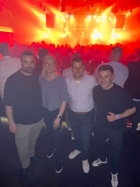 Die Ex-Kollegen feiern, bis der Himmel brennt (v. l.) Okan Oguz (MSI), Anja Hohnke (Sandisk), Torben Reimer (Endorfy) und Romeo Gramaglia (Corsair). (Bild: Vogel IT-Medien GmbH)