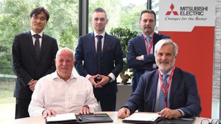 Mitsubishi Electric und Tramec verkünden strategische Partnerschaft für industrielle Antriebslösungen. V.l.n.r.: Masaki Kawazoe, Hartmut Puetz, Wojciech Bracha (alle Mitsubishi Electric), Gianfranco Lanzo, Michele Gavino (alle Tramec).
 (Bild: Mitsubishi Electric Europe)