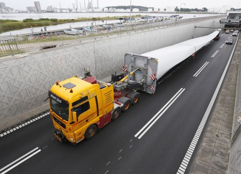 Der erste Prototyp der Weltrekord-Windturbine auf dem Weg durch Dänemark, bei Aufbau und Tests (Siemens)