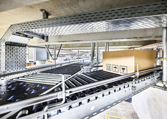 Der rund 250 Meter lange zentrale Ringförderer von Arvato wurde mit PC-based Control, One Cable Automation und rund 200 EP-Box-Modulen für Rollenantriebe umfassend modernisiert.(Bild:  Beckhoff)