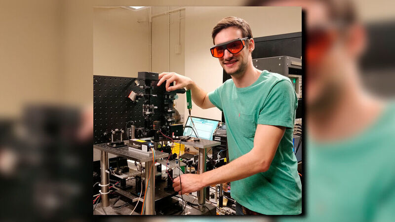 Dr. Jonas Zehner at the MOKE-setup for magneto-ionic measurements at the MIT. (TU Chemitz)