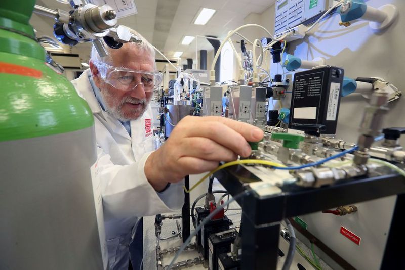 Forscher der Cardiff University haben einen Weg gefunden, um aus dem in der Atemluft enthaltenen Methan durch Katalyse Methanol herzustellen. (Cardiff Uuniversity)