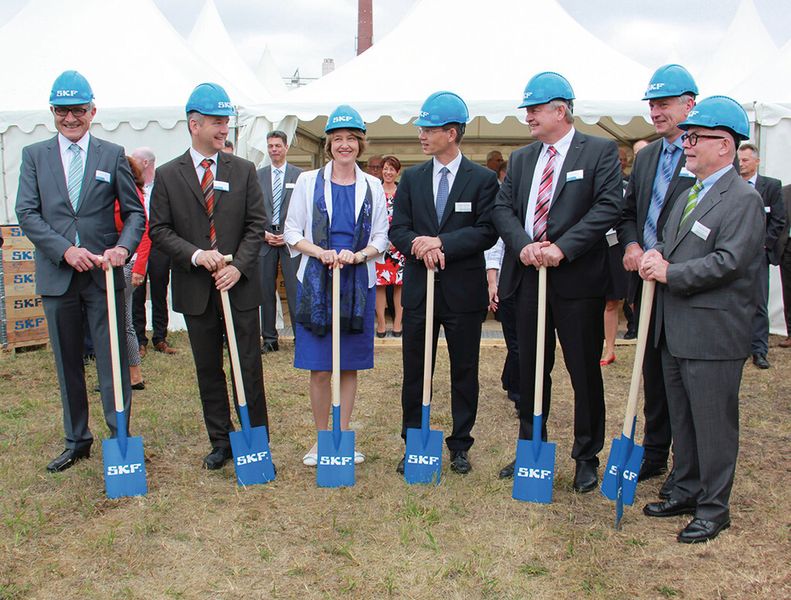 Über den gemeinsamen Spatenstich freuten sich unter anderem Manfred E. Neubert, Vorsitzender der Geschäftsführung der SKF GmbH, Dr. Martin Göbel, Projektleiter für das neue Prüfzentrum, CSU-Bundestagsabgeordnete Dr. Anja Weisgerber, Schweinfurts Oberbürgermeister Sebastian Remelé und Bernd Stephan, Senior Vice President Group Technology Development bei SKF. (Miriam Gistel)