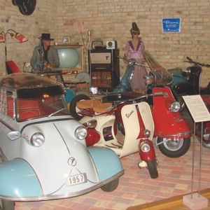 Nicht nur Fahrzeuge aus dem Hause Benz und Mercedes gibt es in Mannheim zu bewundern: Fünfziger-Jahre-Ecke mit allem, was dazu gehört.(Foto:  Dominsky)