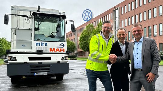 V.l.: VW-Werkleiter Ingo Spengler, Logistikleiter Uwe Schmitz und Baunatals Bürgermeister Henry Richter freuen sich über das erste Projekt dieser Art auf öffentlichen Straße in Hessen.(Bild:  Volkswagen)