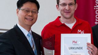 Dong Cheol Seol, Geschäftsführer von Kia Deutschland (li.), überreicht die Auszeichnung für den besten Kfz-Mechatroniker an Florian Strecker (Auto & Garten Gottschalk). (Archiv: Vogel Business Media)