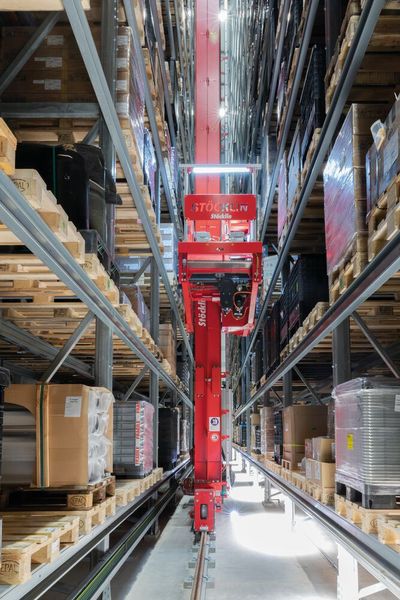 Das neue Paletten-Hochregallager mit über 8.000 Palettenstellplätzen und zwei automatisierten Regalbediengeräten. (Bild: Stöcklin Logistik AG)