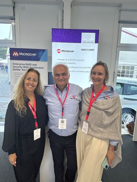 Hausmessen können so schön sein, dachten sich (v. l.) Galit Mendelson, Kemal Babuer und Astrid Woortman von Microchip. (Bild: Vogel IT-Medien GmbH)