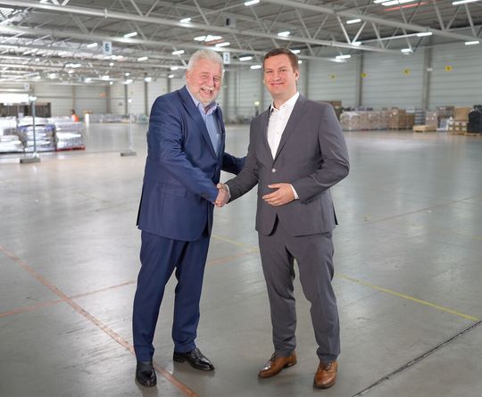 Mittelständische Spediteure sollen sich jetzt freuen können, denn Elvis und Mansio wollen ihnen das Leben leichter machen. Von links: Jochen Eschborn, Vorstandsvorsitzender der Elvis AG, und Julian Blasig, COO von Mansio, besiegeln ihre Kooperation. Lesen Sie, was jetzt passiert! Mittelständische Spediteure sollen sich jetzt freuen können, denn Elvis und Mansio wollen ihnen das Leben leichter machen. Von links: Jochen Eschborn, Vorstandsvorsitzender der Elvis AG, und Julian Blasig, COO von Mansio, besiegeln ihre Kooperation. Lesen Sie, was jetzt passiert!