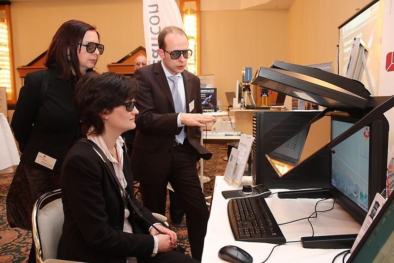 Mit der 3D-Brille in der virtuellen Welt unterwegs; zwischen den Vorträgen präsentierten sich in Magdeburg mehrere Unternehmen.  (Bild: Viktoria Kühne/Fraunhofer IFF)