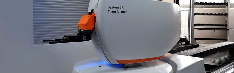 Automatisch mit Nullspannsystem gewechselt: Der Prototypenbauer setzt als einer wenigen in der Branche auf eine Roboterzelle mit Palettenwechsler für die Bauteilzuführung. (PS Prototypenschmiede)
