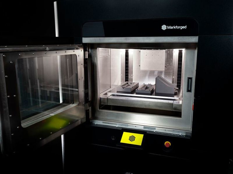 Der neue FDM-Drucker FX20 von Markforged wurde für die Skalierung einer verteilten, globalen Produktion entwickelt. Er verfügt über eine beheizte Baukammer, die eine Temperatur von bis zu 200 °C aufrechterhalten kann, und ist dadurch in der Lage, endlosfaserverstärkte Kunststoffbauteile für die Luft- und Raumfahrt zu fertigen. (Markforged)